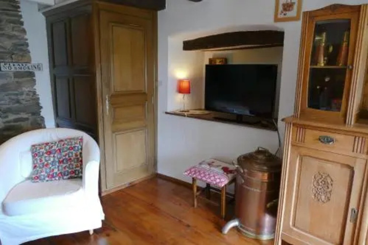 Room 5 of 12