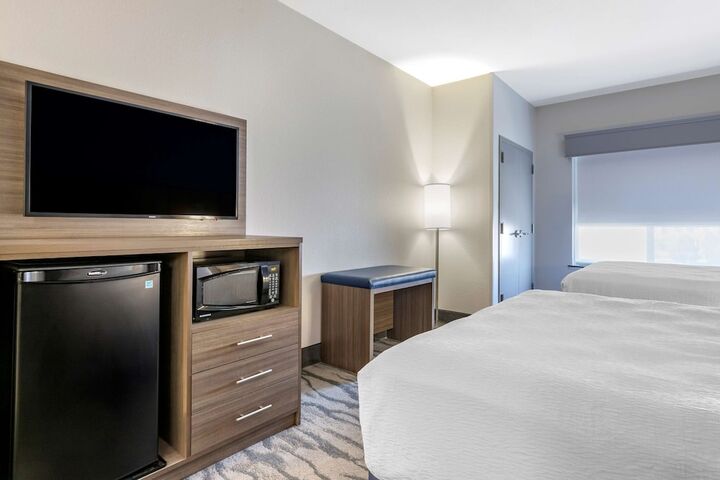 2 Queen Beds Microwave and Refrigerator WiFi Full Breakfast (11 of 11)