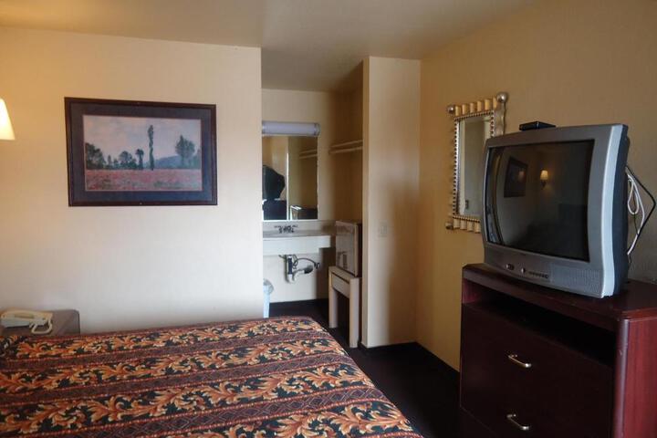 1 Queen Bed (2 of 4)