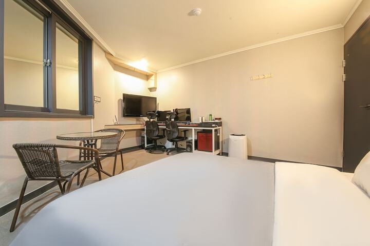 Room 4 of 118