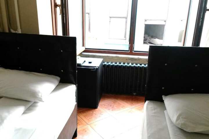 Room 11 of 25