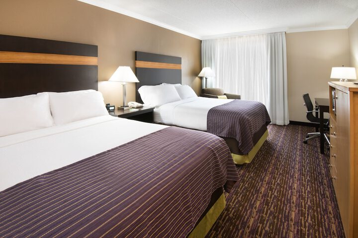 2 Queen Beds (2 of 2)