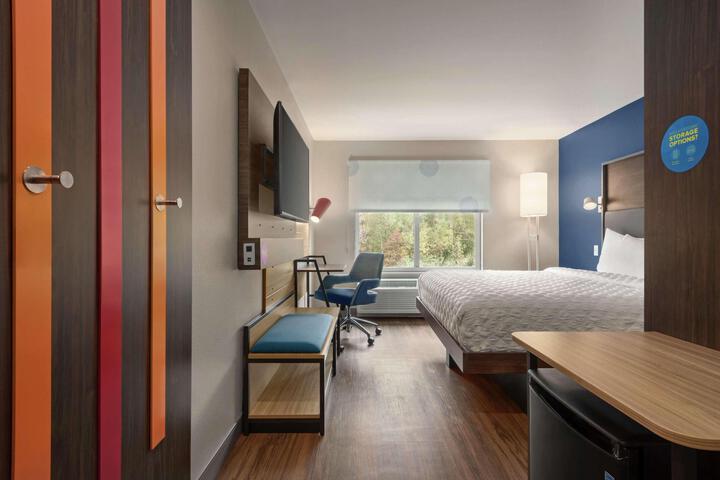 1 King Bed (10 of 11)