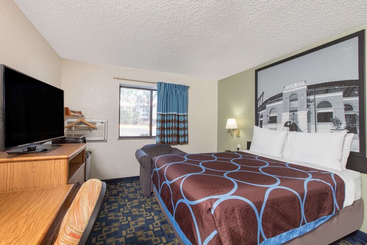 1 Queen Bed (6 of 15)