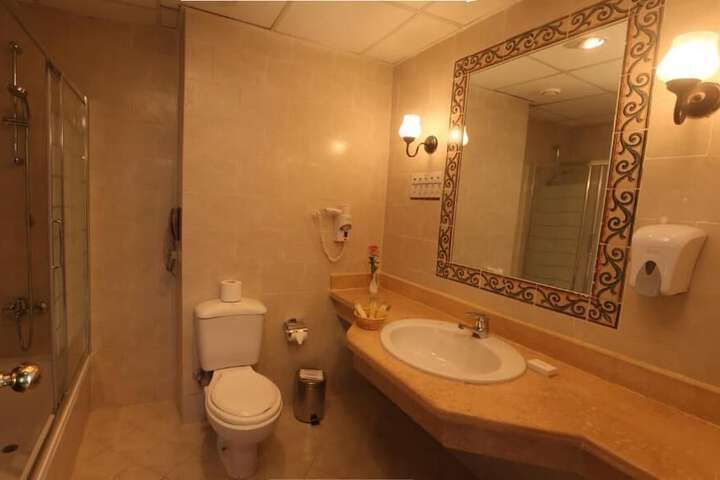 Room 7 of 16