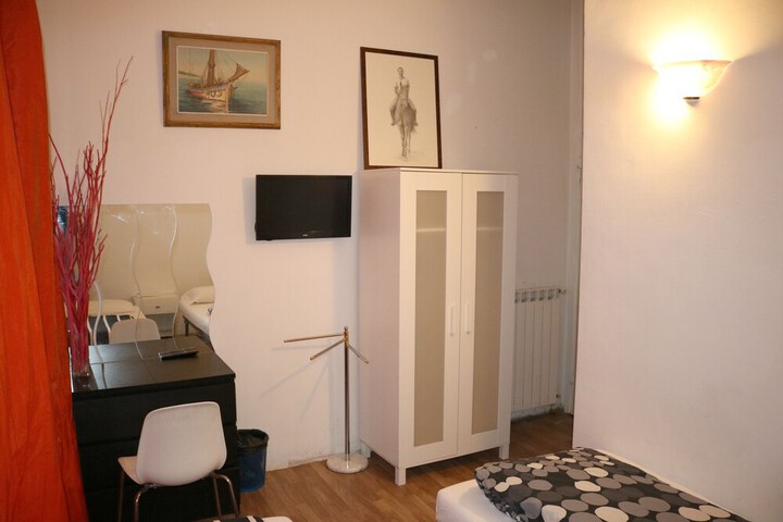 Room 11 of 20