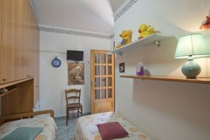 Room 8 of 25
