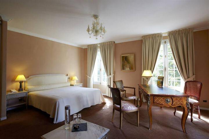 Room 4 of 7
