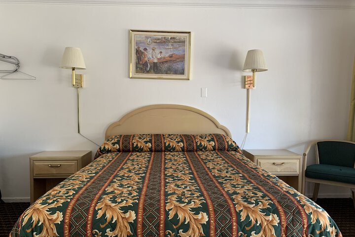 1 Queen Bed (2 of 9)