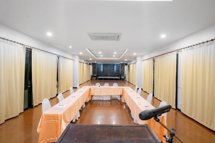 Business Center 29 of 35