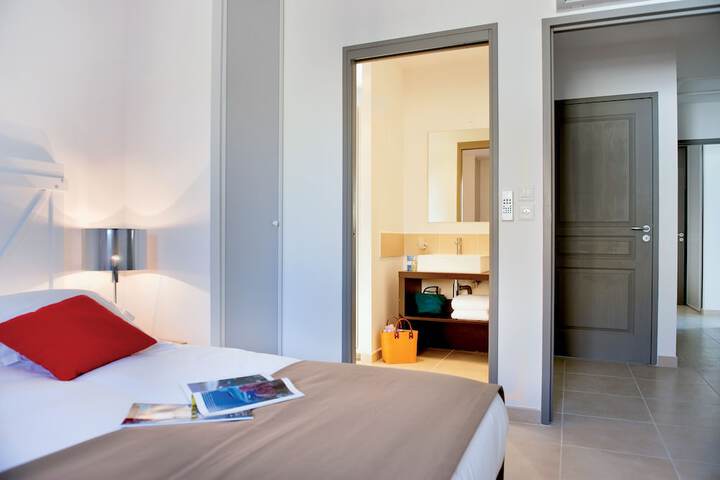 Room 5 of 11