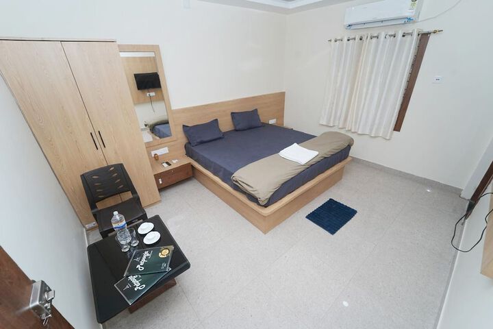 Room 11 of 34