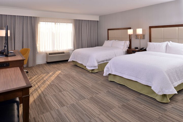 2 Queen Beds Mobility Accessible with Tub (7 of 16)