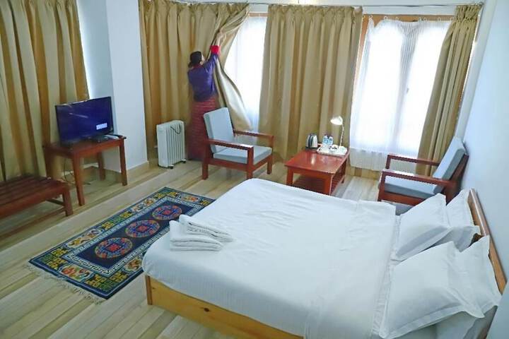 Room 5 of 9