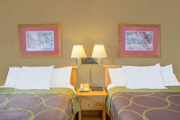 2 Double Beds (3 of 10)