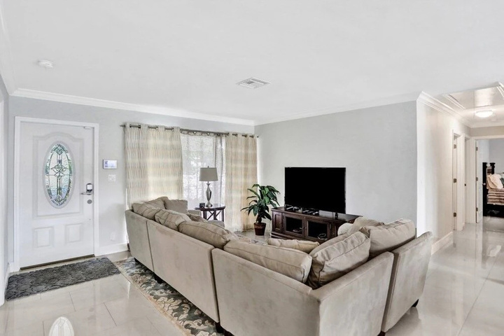 Image of Just a 3.5 Mile Drive To Lauderdale by The Sea 4 Bedroom Home by Redawning