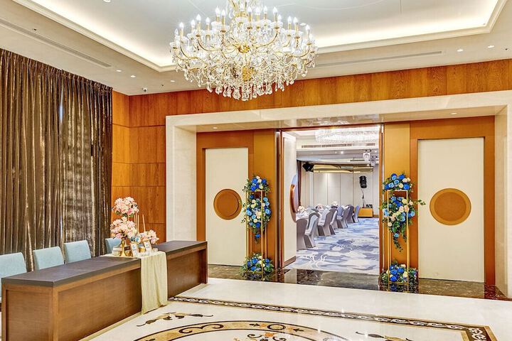 Ballroom/Hall 65 of 92
