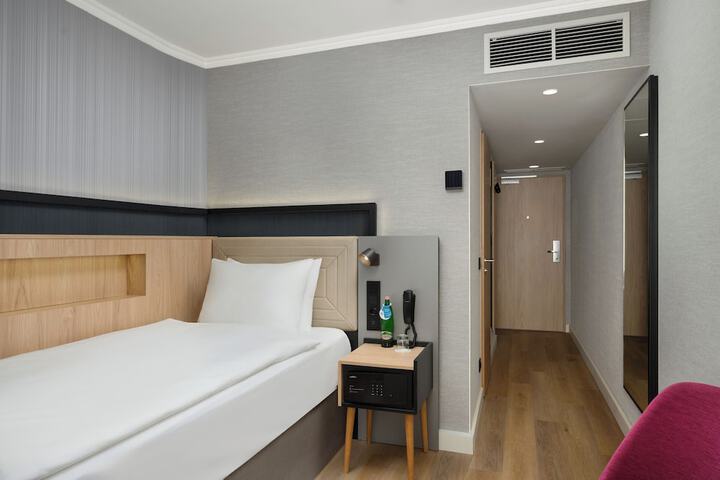 Room 15 of 42