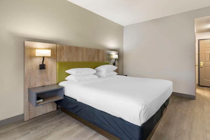 1 King Bed (13 of 14)