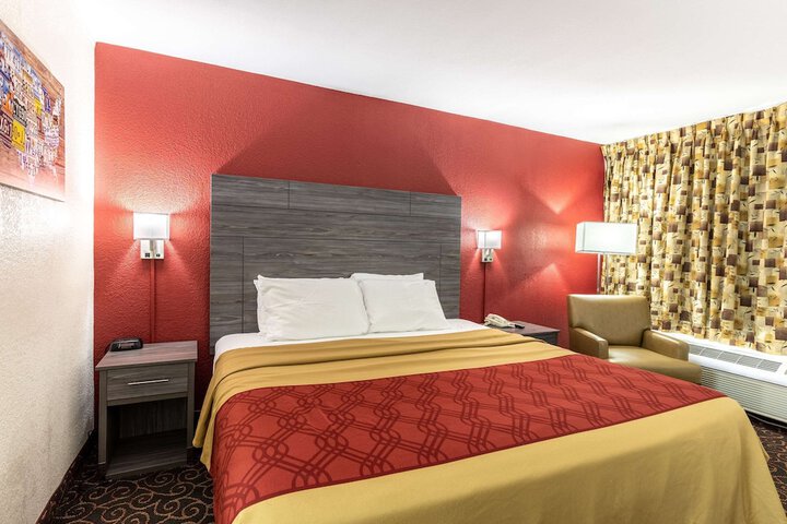 1 King Bed (1 of 25)