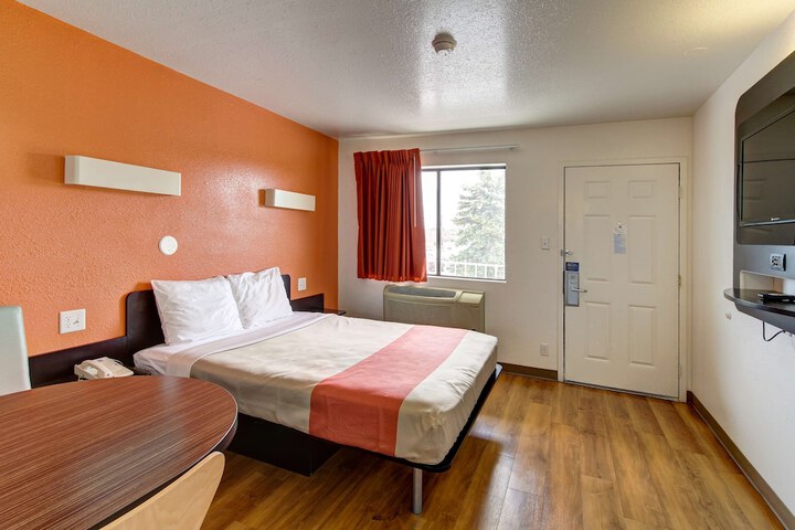 1 Queen Bed (3 of 6)