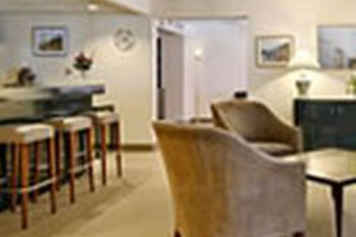 Lounge 14 of 53