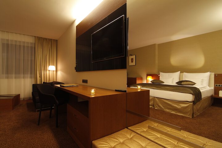 Room 3 of 48