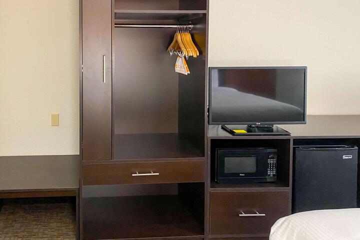 1 Queen Bed (9 of 20)