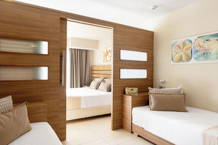 Room 93 of 236