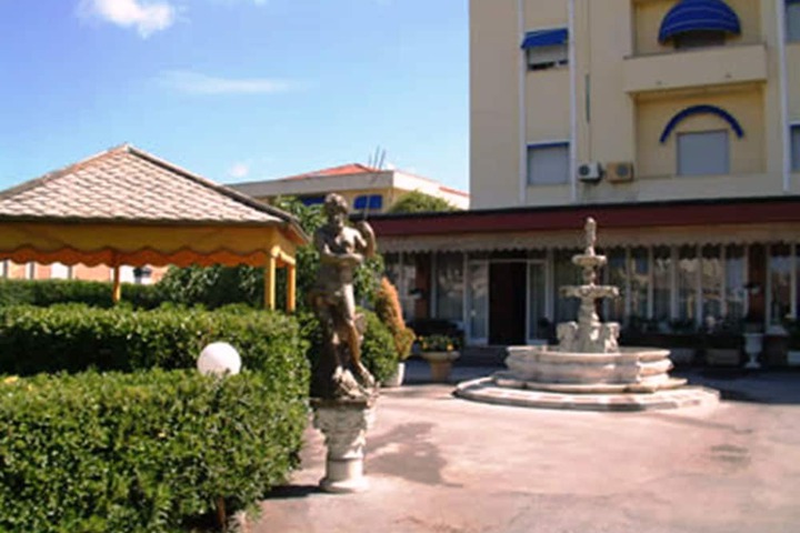 Hotel Exterior 16 of 22