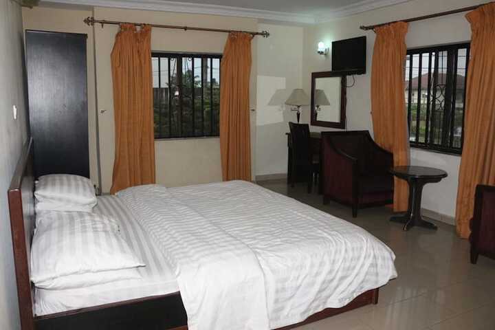 Room 6 of 18