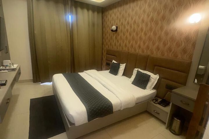 Room 27 of 63