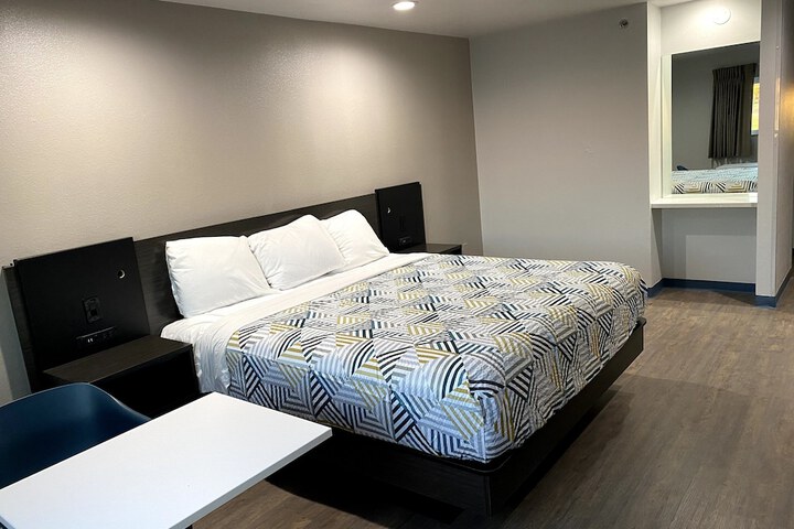 1 King Bed Micfridge (5 of 13)