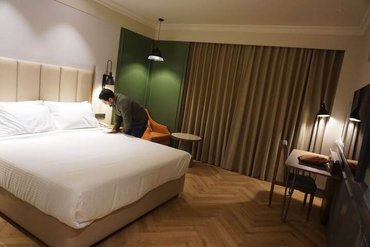 Room 8 of 42