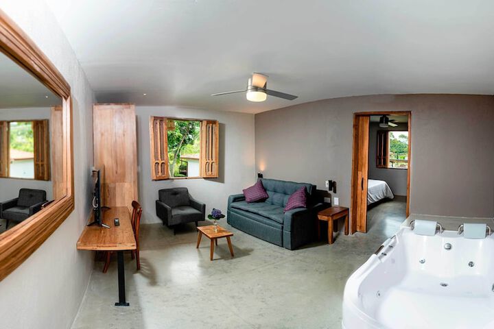 Room 4 of 82