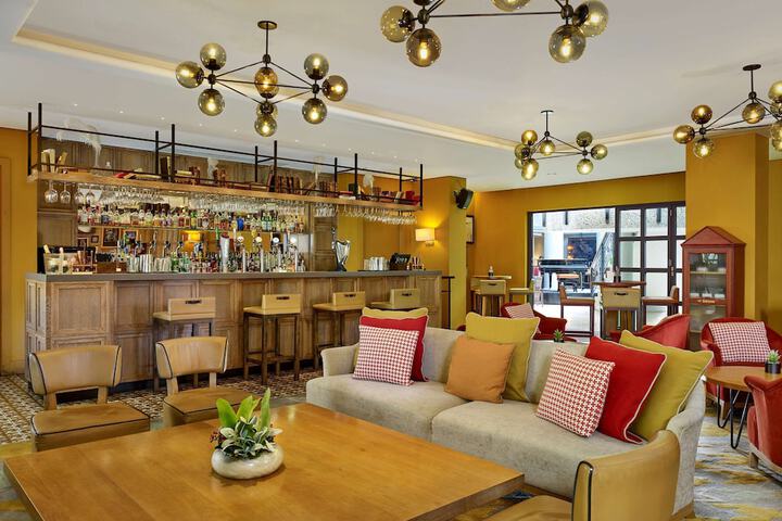 Lounge 85 of 102