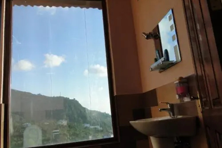 Room 8 of 13