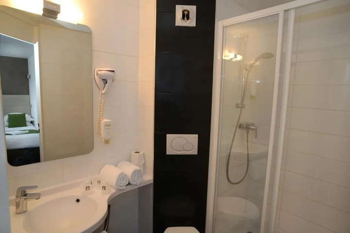 Room 6 of 9