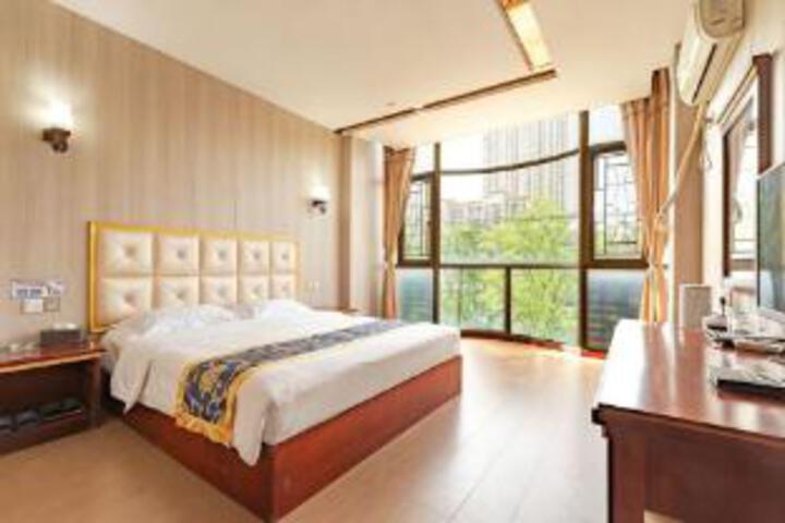 Room 4 of 6