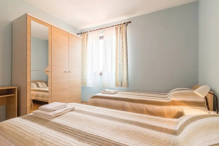 Room 5 of 18