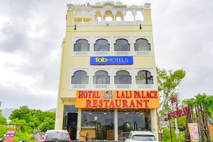 Fabhotel Lali Palace