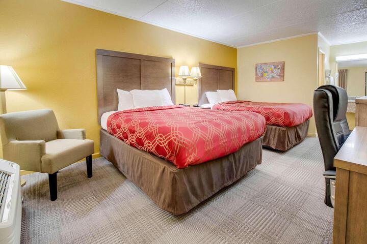 2 Queen Beds (2 of 6)