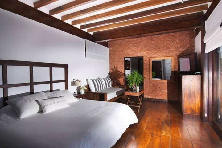 Room 5 of 79