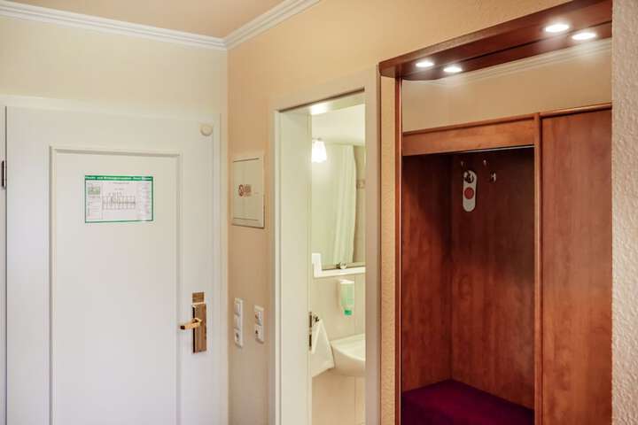 Room 10 of 43
