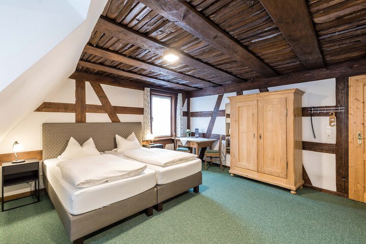 Room 16 of 38