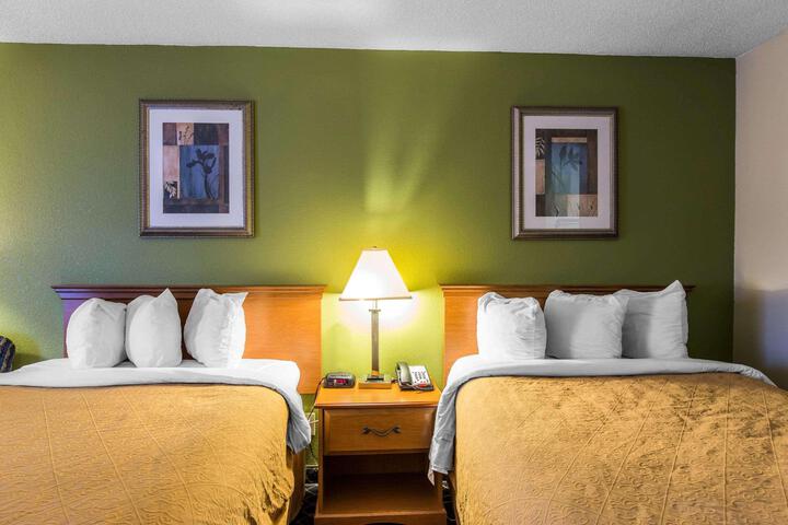 2 Double Beds (7 of 8)