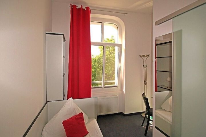Room 8 of 37