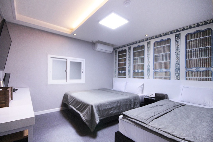 Room 9 of 28