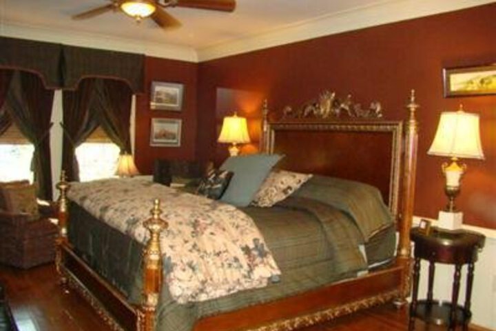 Breeden Inn Cottages & Retreat on Main