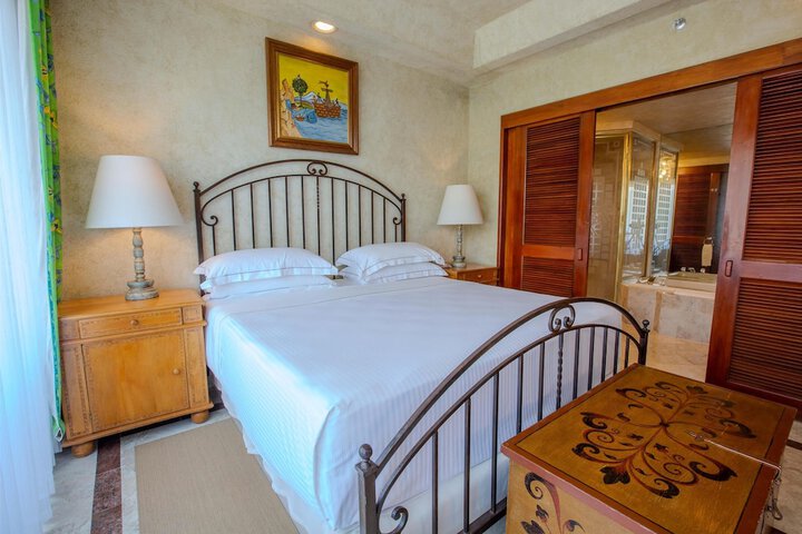 Room 28 of 104